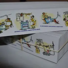Листовки-памятки с комиксом о безопасности газовой плиты в аккуратных стопках